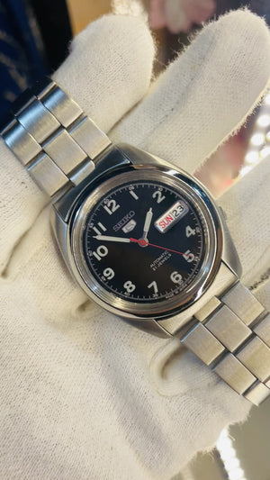 “Seiko Automatic Black Dial – Sporty Vintage with Red Seconds Hand” Rare Watch